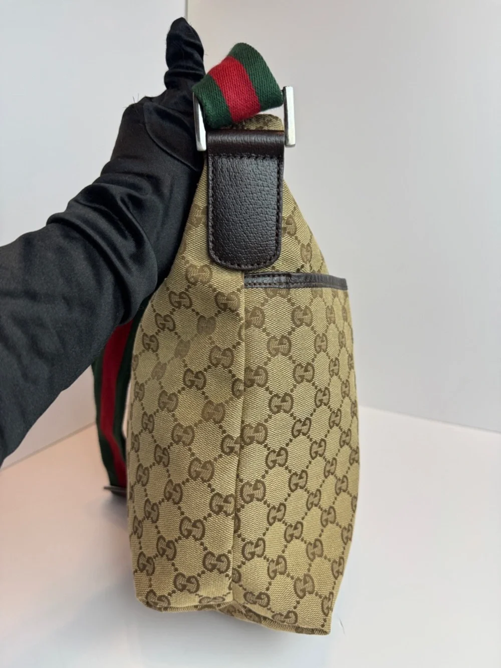Gucci Beige Monogram Crossbody Bag with Green-Red Strap - Picture 6 of 15